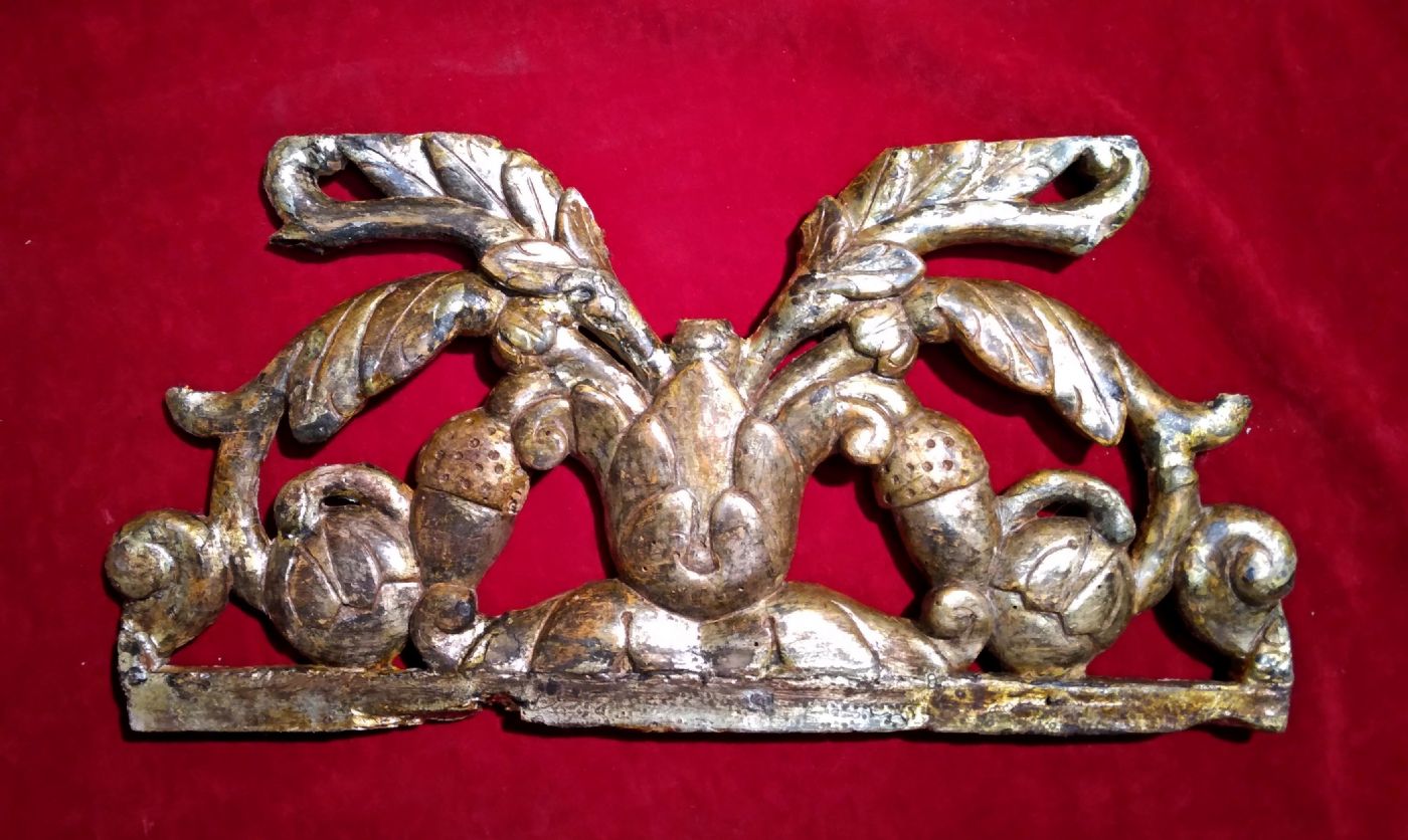 Fregio in legno intagliato e dorato a mecca motivi vegetali ghiande per decorazione parete XVIII° sec. cm.44 x 23